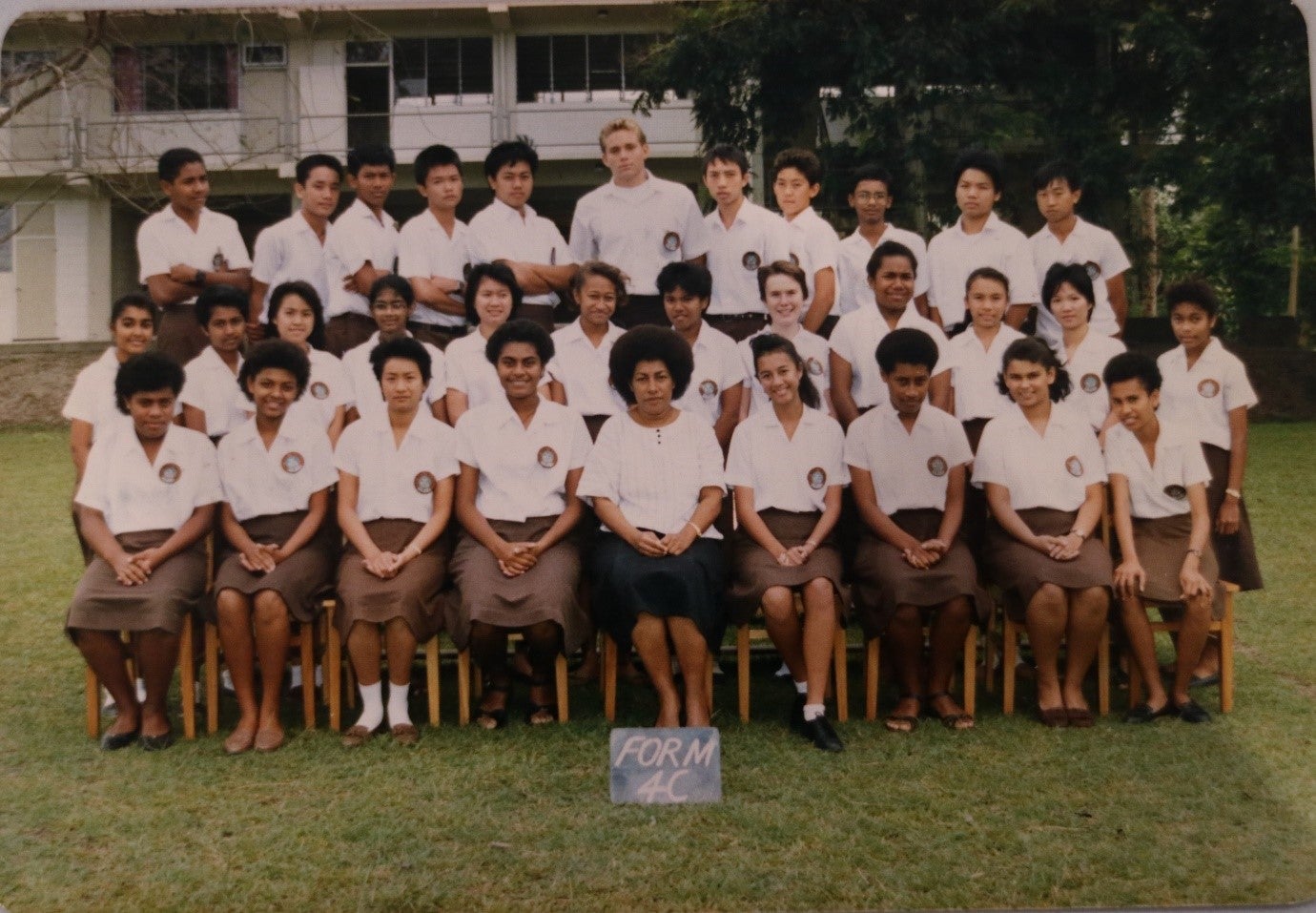 方志勇（左起第5）1990年和在苏瓦的中学同学。