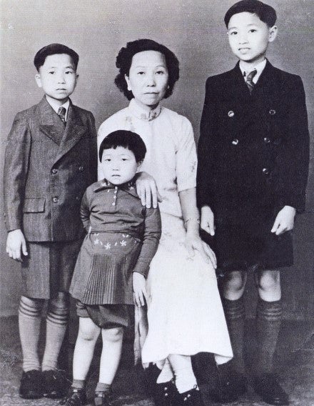Stanley Hunt with his mother and siblings on the eve of leaving for Sydney (1939)