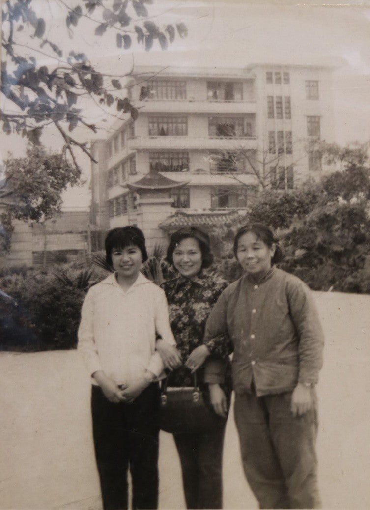 方志勇的母亲和他的阿姨在七层楼的富华酒店门前，他的父亲在70年代后期在该酒店工作。