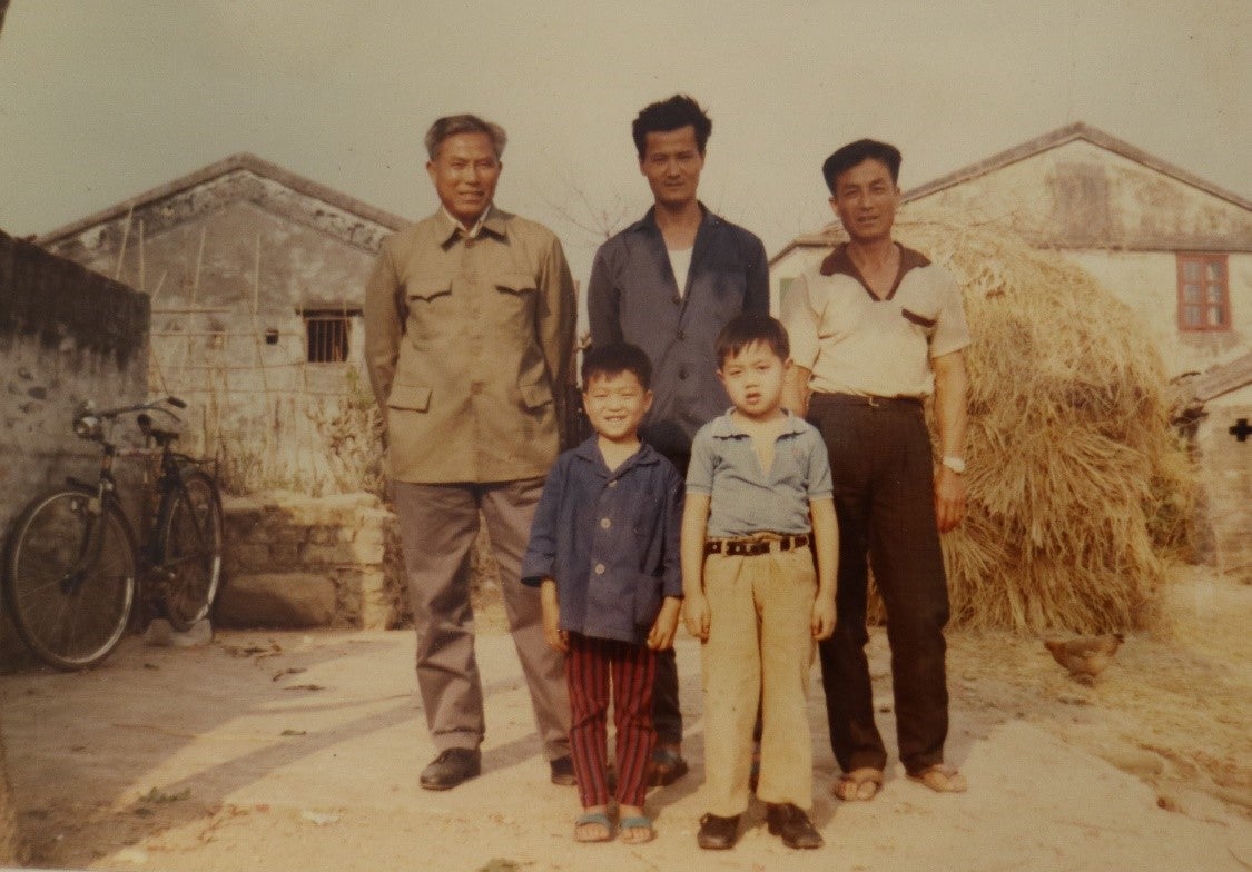  方志勇（前排右起第1）与他的父亲（后排左起第1），他的叔叔和表兄（前排左起第1）在敦陶村（70年代后期）。