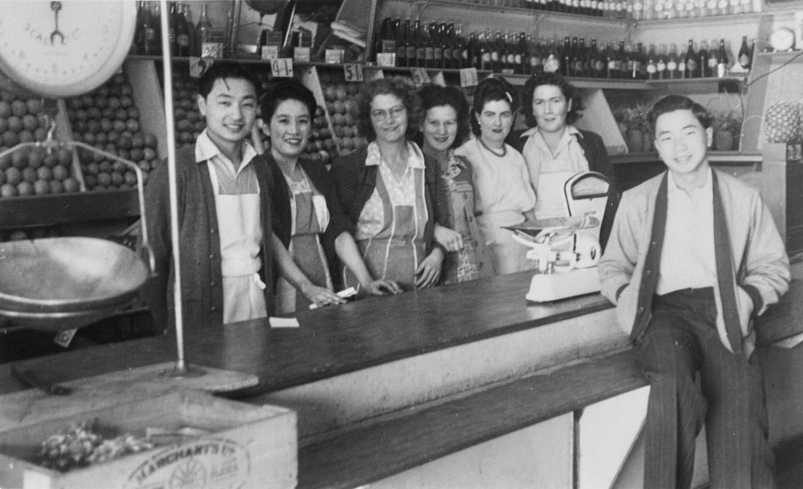 陈沛德在Auburn的水果店。陈沛德在右边，他的弟弟Desmond在左边 (1951年)