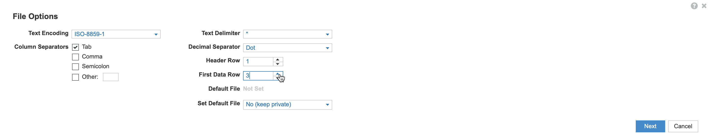 [File Options] ダイアログ。[Text Encoding] が [ISO-8859-1] に設定されています。[Column Separators] が [Tab] に設定されています。[Text Delimiter] が二重引用符に設定されています。[Decimal Separator] が [Dot] に設定されています。[Header Row] が [1] に設定されています。[First Data Row] が [3] に設定されており、カーソルが手のアイコンとしてここに表示されています。[Default File] は設定されていません。[Set Default File] ドロップダウンは [No (keep private)] に設定されています。