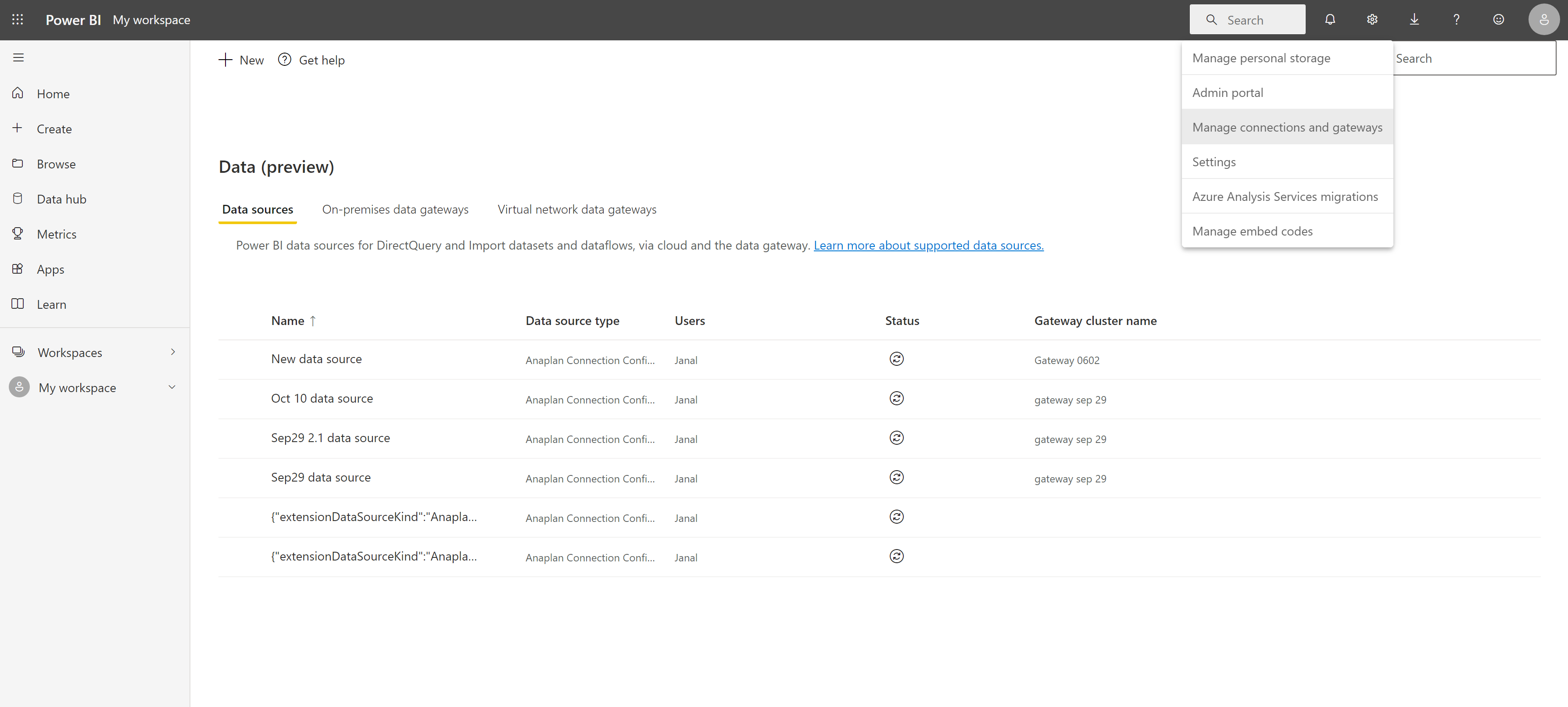 PowerBI メニュー。右上のドロップダウンから [Manage connections and gateways] が選択されています。