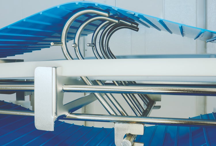 conveyor belt with lifters