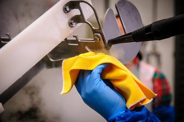 Dry cleaning with blue wipe