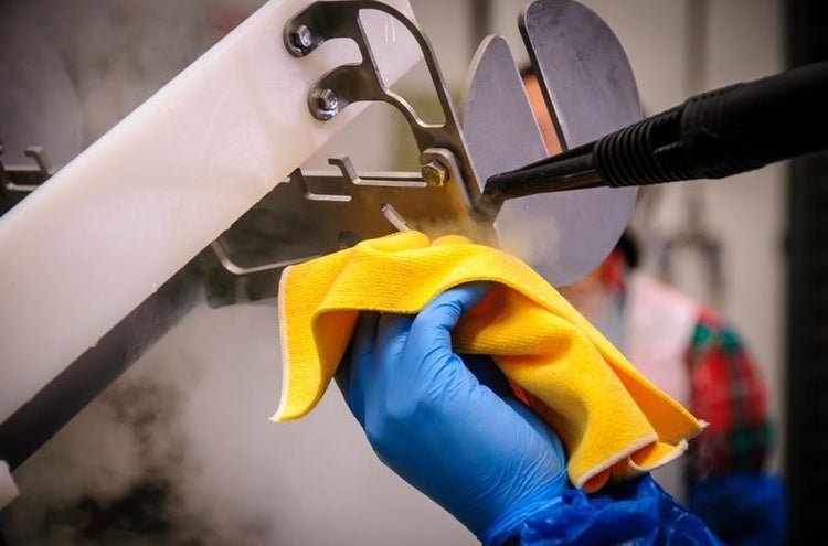 Dry cleaning with blue wipe