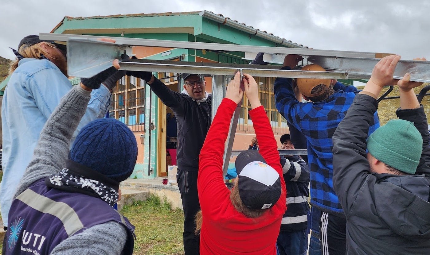 nait-and-light-up-the-world-bring-off-grid-solar-power-and-satellite-internet-to-peruvian-village-aHR0cHM6.jpg