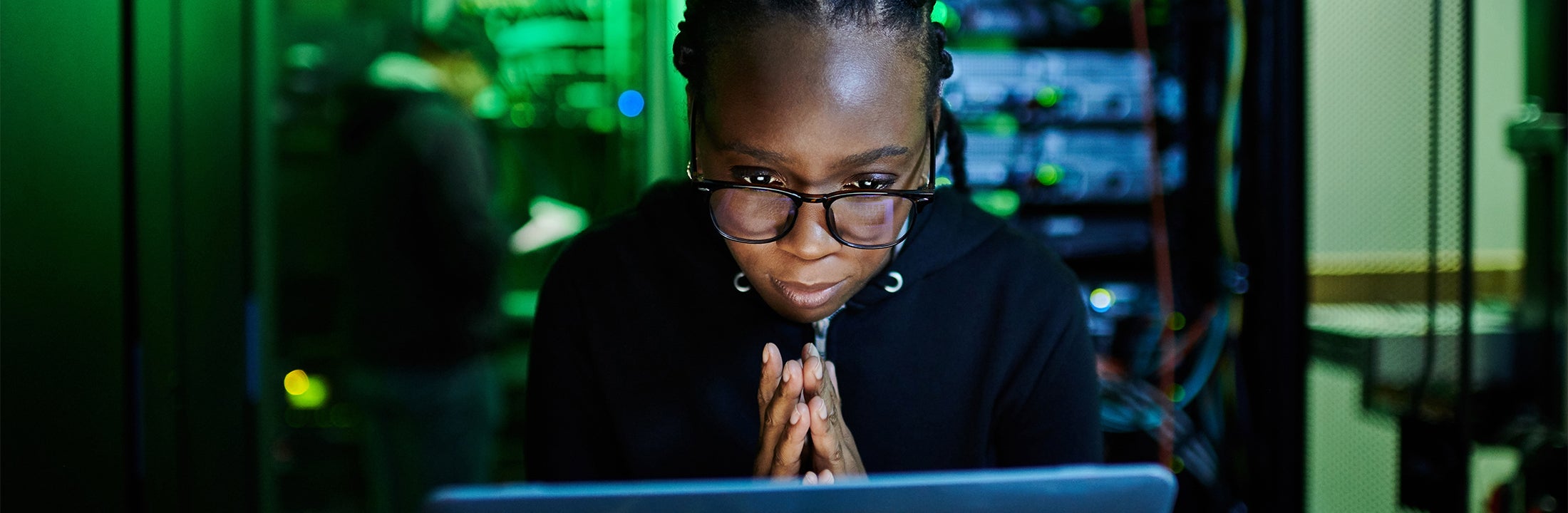 Iemand zit achter een computer in een datacenter