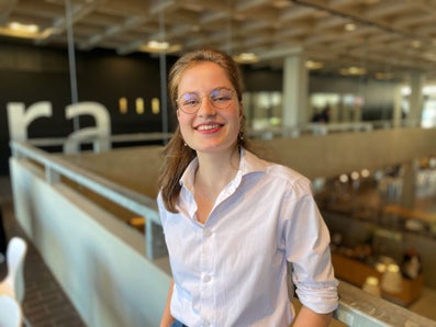 Frederique poseert in het hoofdgebouw