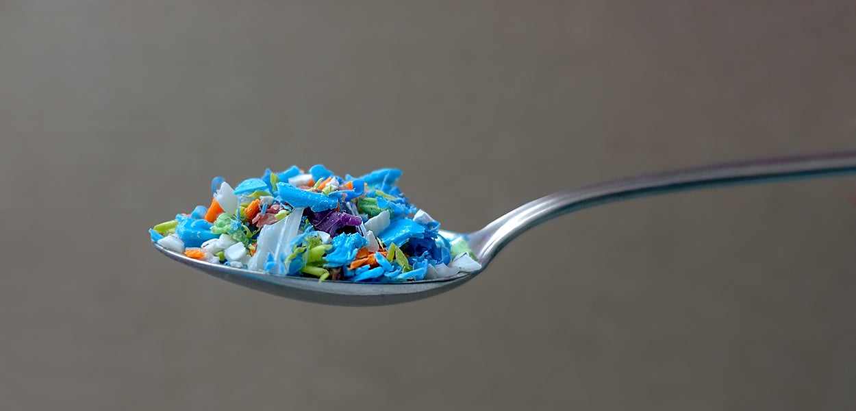 Spoon with pieces of plastics