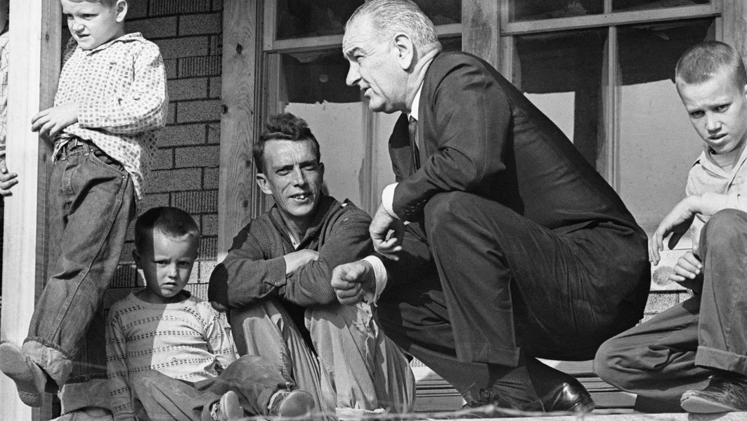 President Johnson op bezoek bij arme mensen