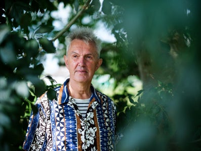 Een man tussen de bomen