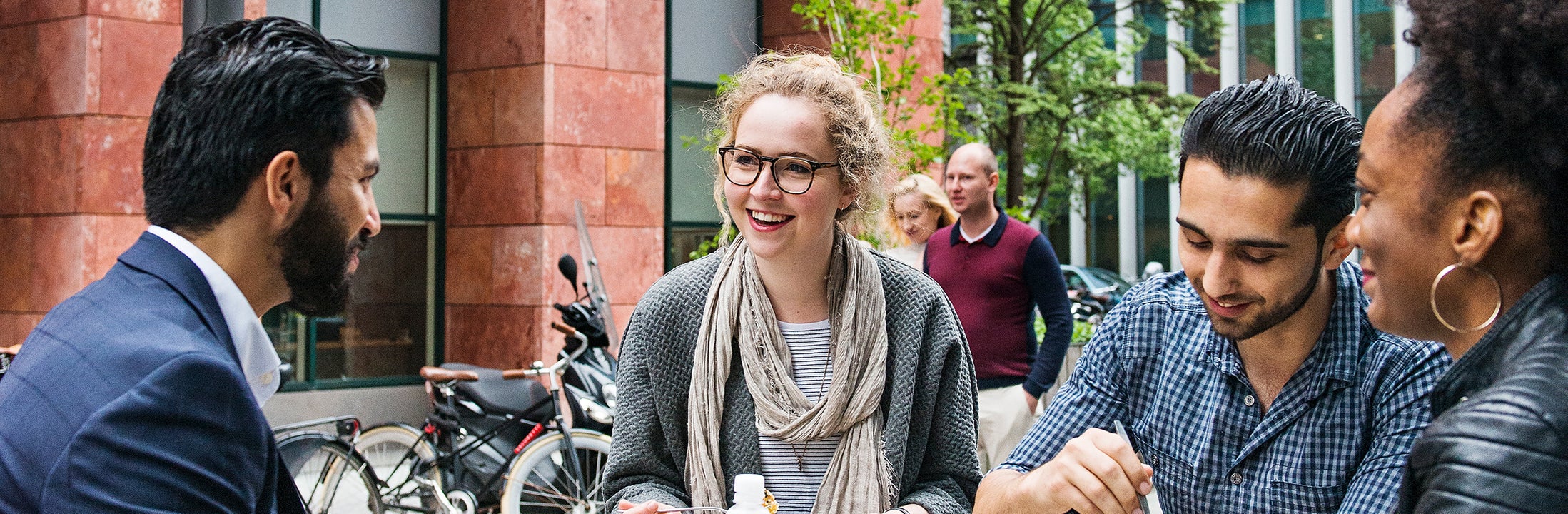 Studenten praten en lachen met elkaar op de campus