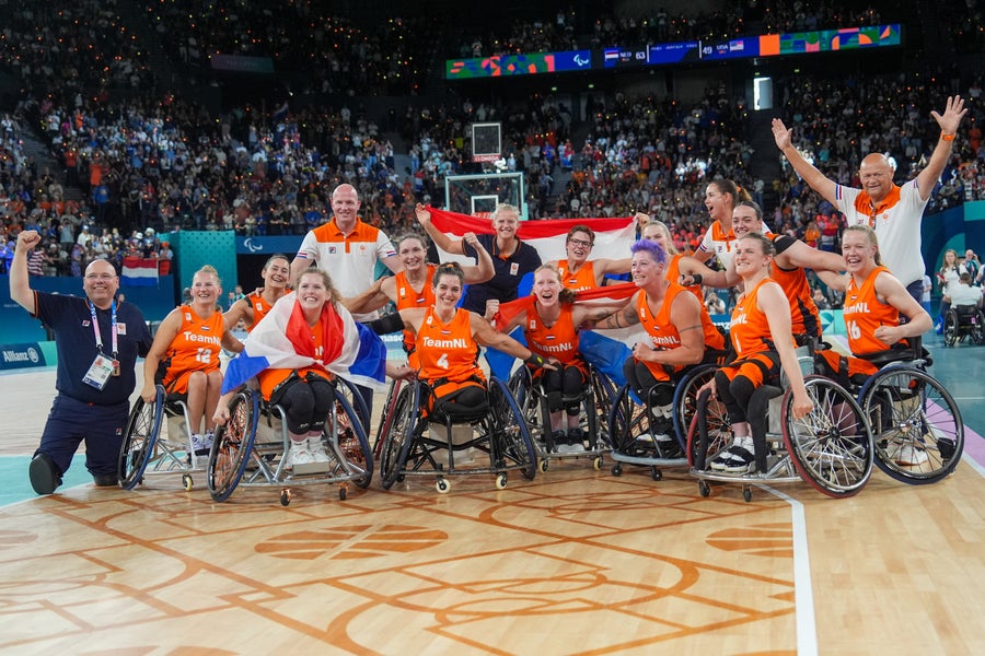 Nederlandse paralympische basketballers na het winnen van finalewedstrijd.