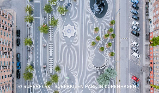 Open ruimte met visueel lijnenspel op het asfalt Superkilen in Kopenhagen gezien vanuit de lucht