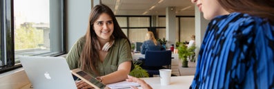 Twee studenten met elkaar in gesprek