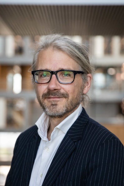 Een man met bril en pak