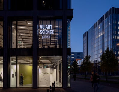 VU ART SCIENCE gallery gezien vanuit het oosten, in de avond gefotografeerd door Gert Jan van Rooij