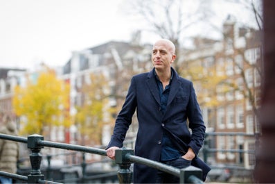 Een man op een reling
