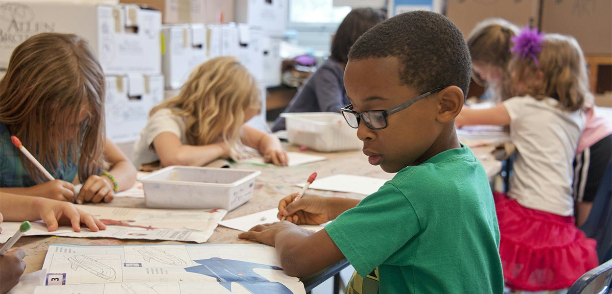 Kinderen zitten in de klas