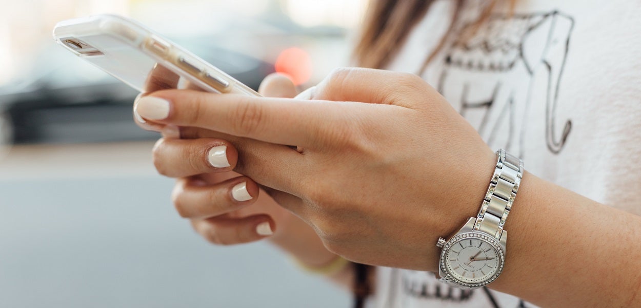 Closeup van iemand die typt op een smartphone