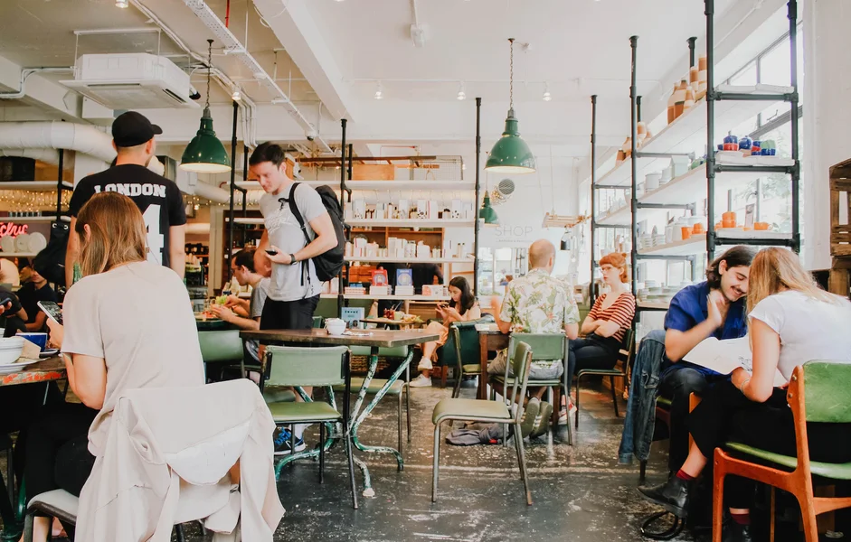 kantine vol met jonge mensen die eten of studeren