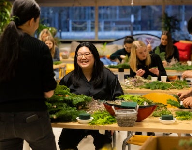 Lachende student bij een plantenworkshop in 3D