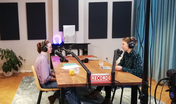 Foto opname podcast van student Saskia en docent Lotte. 