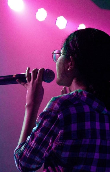 student zingt in microfoon