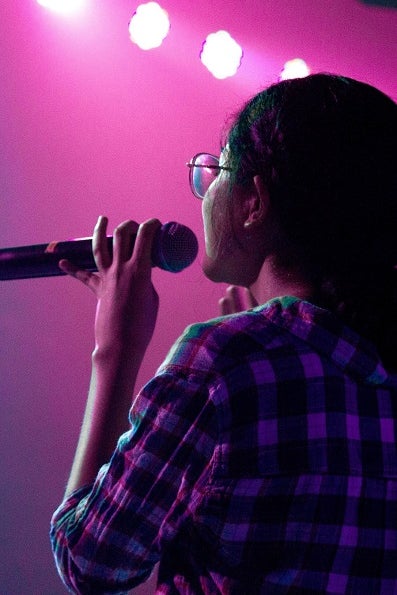 student zingt in microfoon
