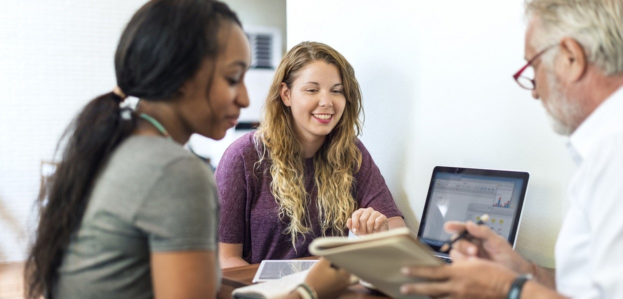 Diverse groep docenten bespreekt AI project AIMES