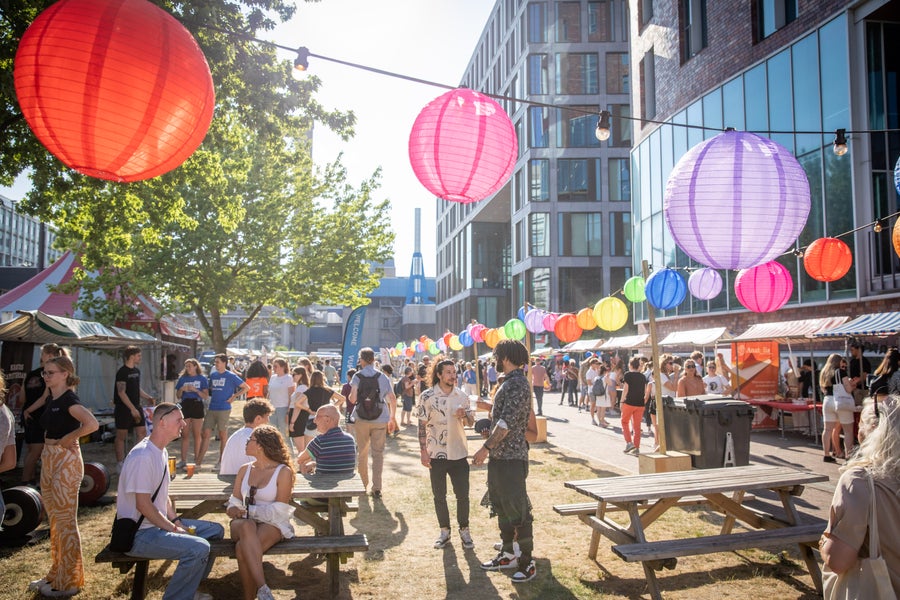 campusplein tijdens het Déjà VU Festival met studenten en lampionnen