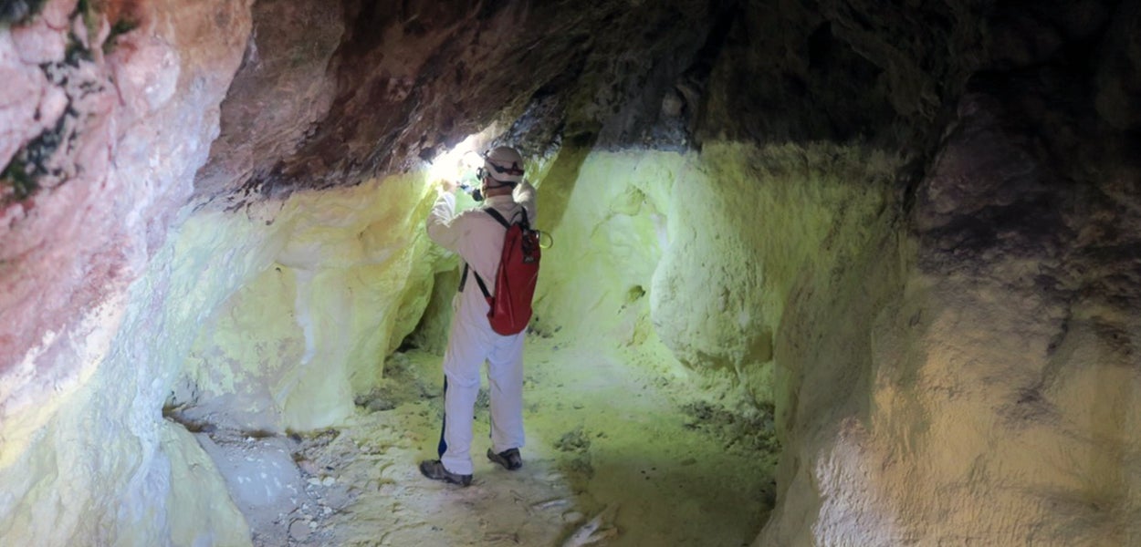 Speleoloog Serban Sarbu verzamelt materiaal in de grot. Beeld: Jean-François Flot/Serban Sarbu