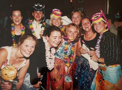 Een groep mensen poseert voor een foto