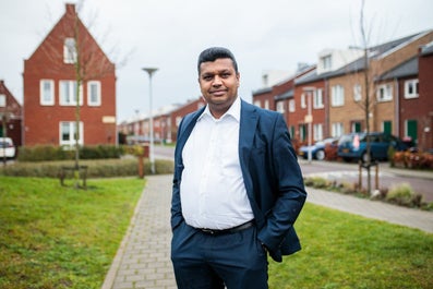 Een man in een pak