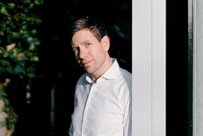 Een man met een wit shirt