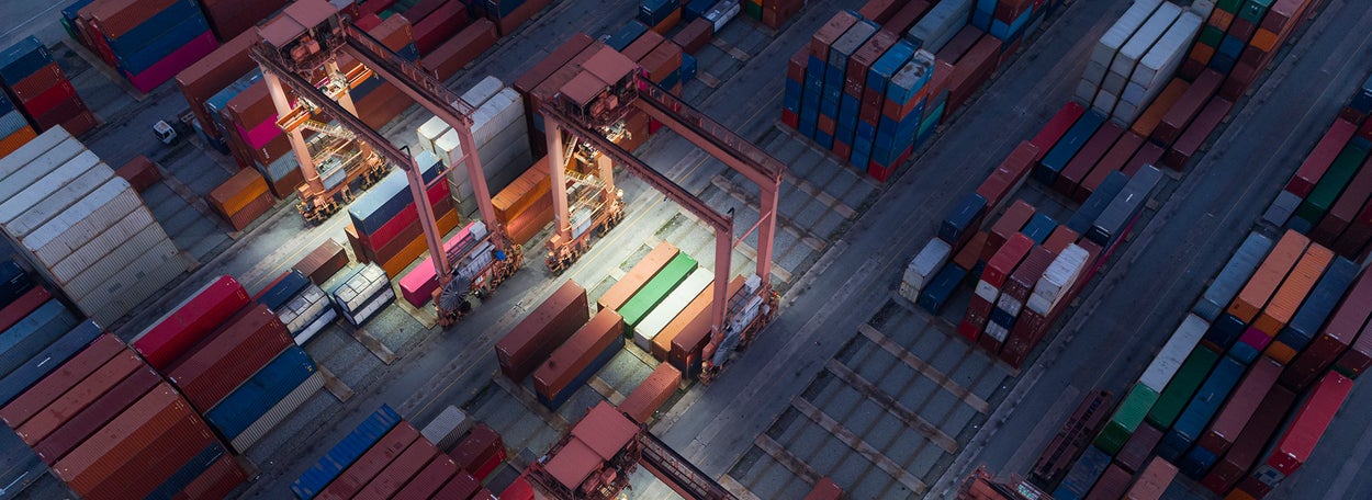 zeecontainers in een depot
