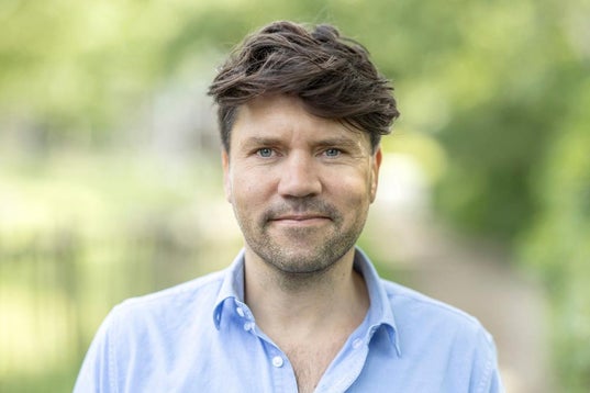 Een man in een blauw shirt