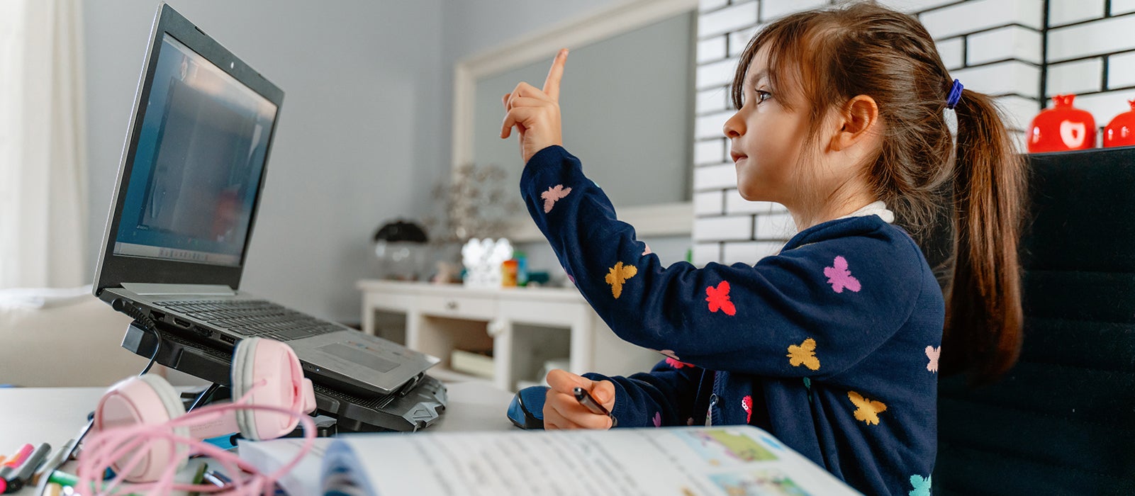 Meisje gebaart naar beeldscherm laptop