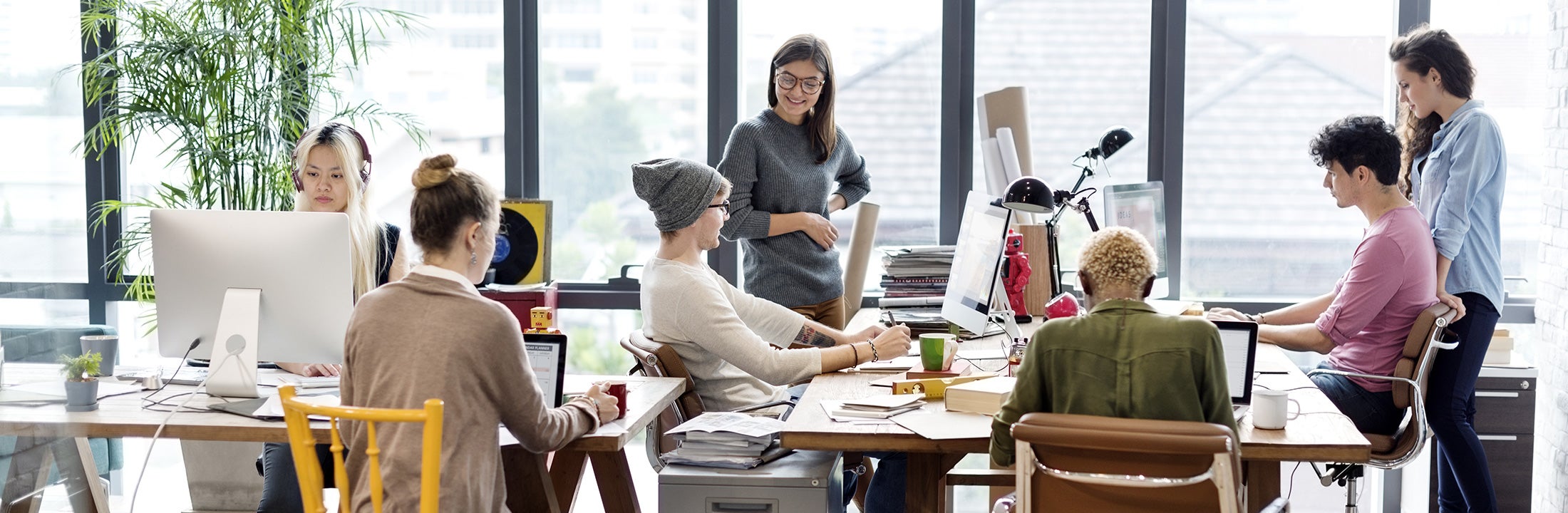 Groep studenten werken samen aan een innovatieproject