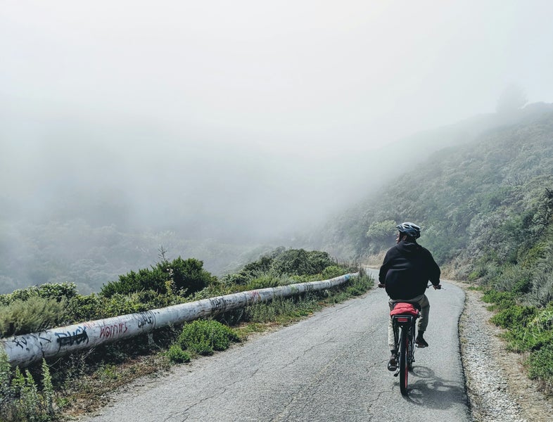 Een persoon fietst door de bergen