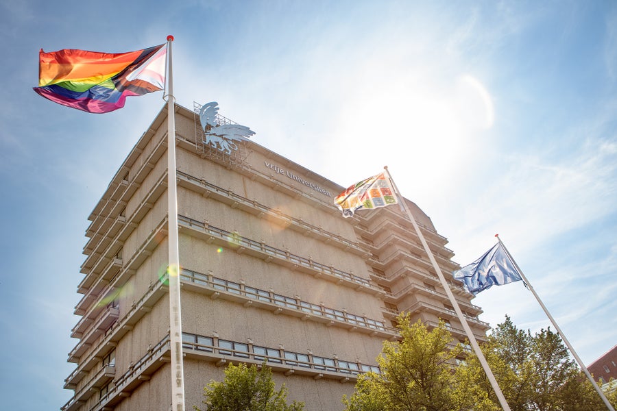 Pride vlag voor hoofdgebouw