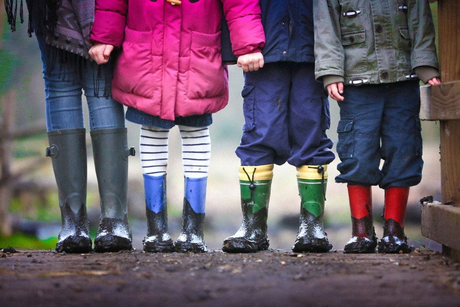 Vier kinderen, je ziet alleen de benen en voeten