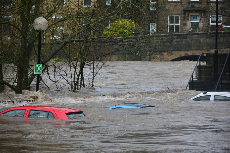 Auto's worden door het water verzwolgen