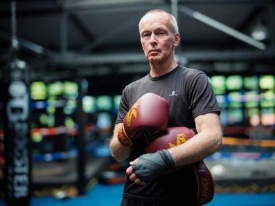 Een man met bokshandschoenen