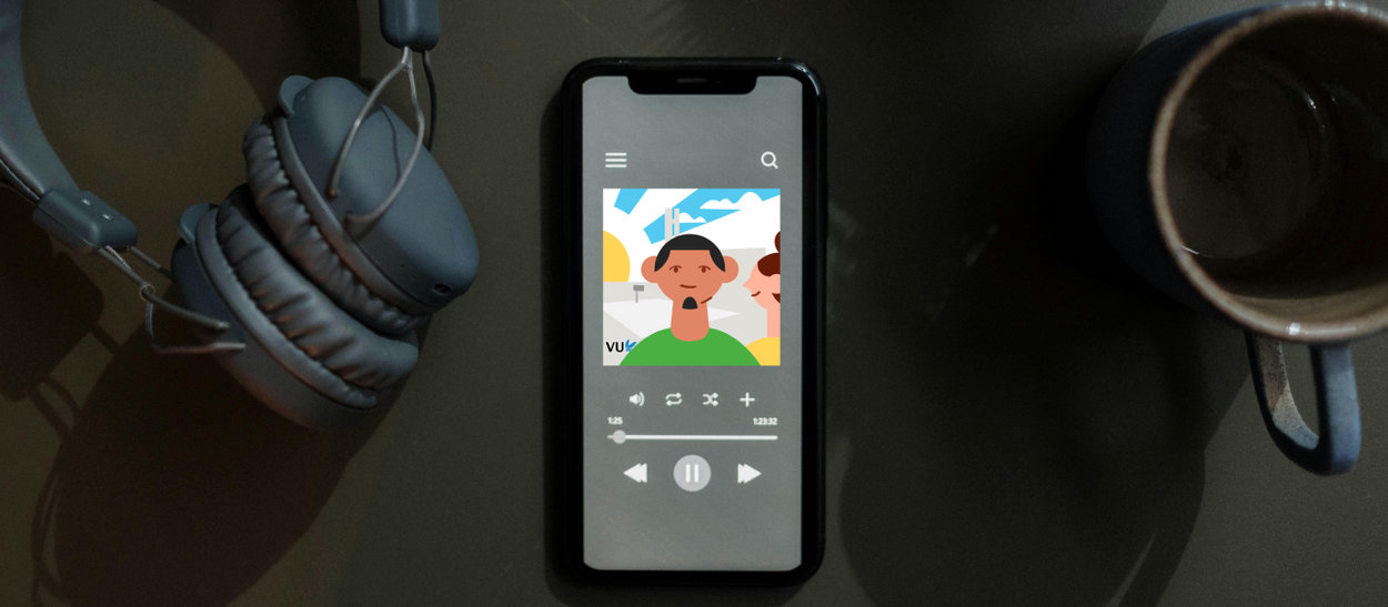 Een smartphone die de eerste aflevering van de VU EduNews & Stories-podcast afspeelt. 