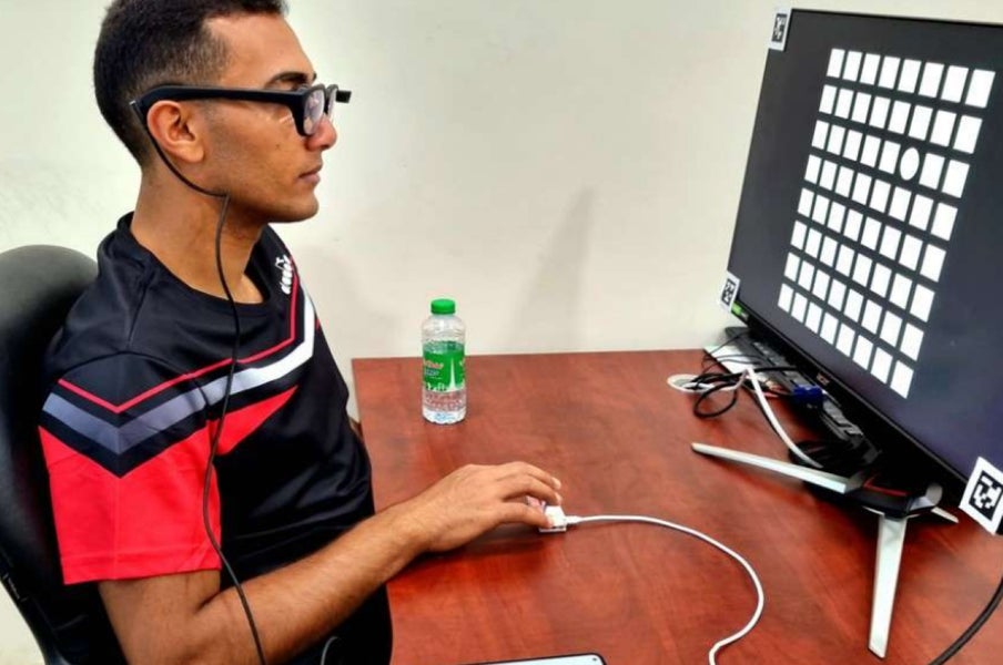 Een persoon doet een eye-tracking test als onderdeel van het onderzoek van Nieboer.