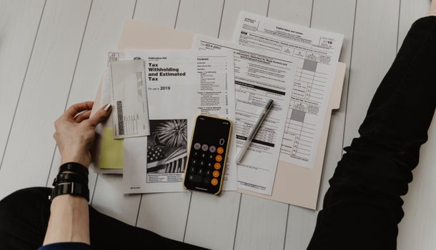 papieren en rekenmachine bezig met studeren