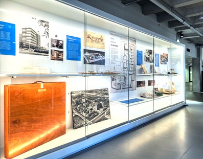 Image of the heritage display of the University Library at Vrije Universiteit Amsterdam. Photographer Too van Velzen