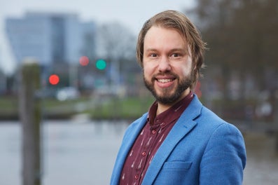 Een man glimlacht